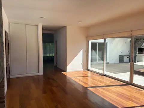 Casa en Alquiler con 3 cocheras