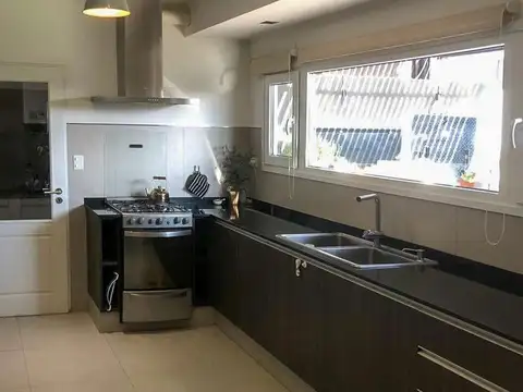 Casa 5 ambientes con 3 baños