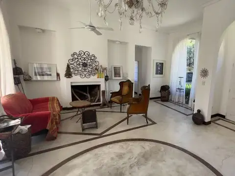 Casa en Alquiler con 2 cocheras