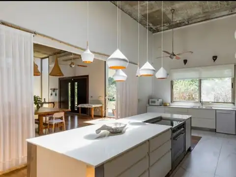 VENTA CASA CHACRAS DEL `PARANA LIMA ZARATE 4 AMB LAGUNA Y PILETA 3,8HAS.