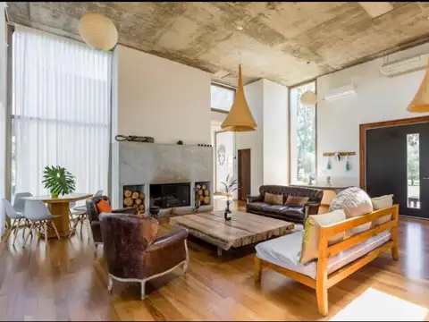 VENTA CASA CHACRAS DEL `PARANA LIMA ZARATE 4 AMB LAGUNA Y PILETA 3,8HAS.