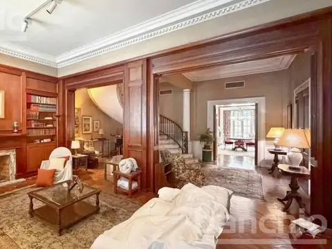 Casa en Alquiler con 3 cocheras