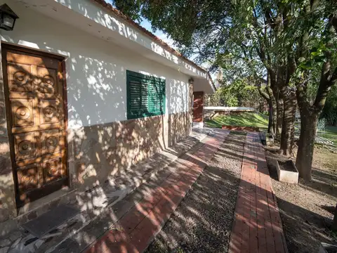 VENTA CASA 2 DORMITORIOS FUNES CON PILETA