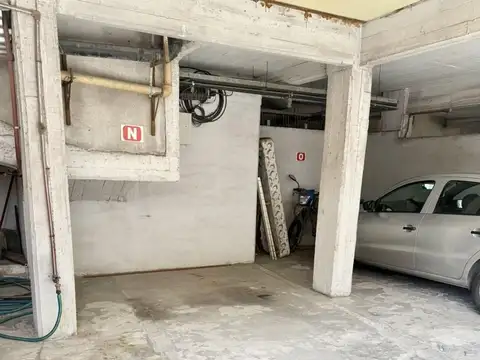 Departamento 2 ambientes con cochera en excelente ubicación.