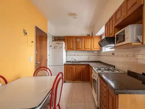 Depto. 4 Amb. con Balcón – Muy Luminoso