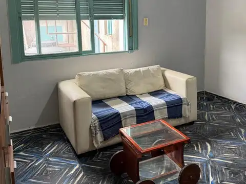 CASA EN VENTA, CINCO DORMITORIOS, DOS BAÑOS Y COCHERA - BARRIO AZCUENAGA