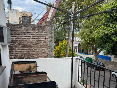 Casa 8 ambientes con 2 baños