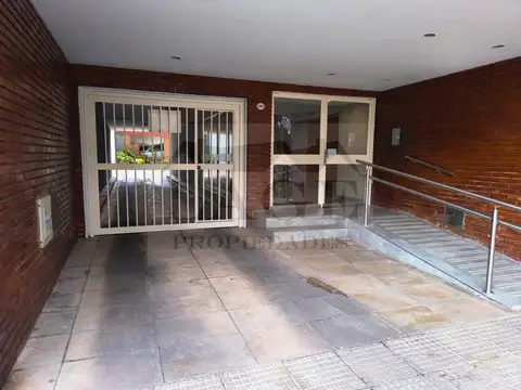 COCHERA CUBIERTA EN PB MUY BUENA UBICACION