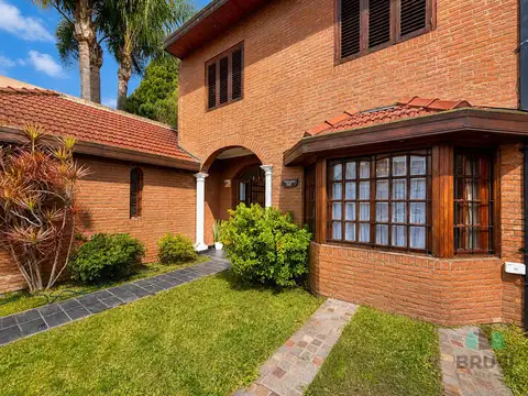 Casa en Venta con 2 cocheras