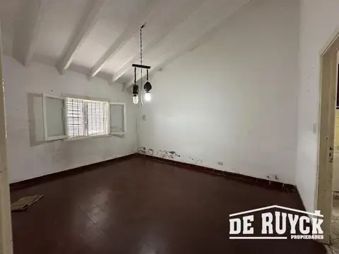 Casa 4 ambientes con 1 baño