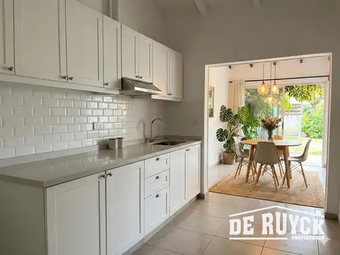 Chalet 4 ambientes con amplio verde