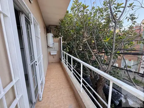 Departamento en alquiler 2 ambientes con balcón al frente refaccionado a nuevo