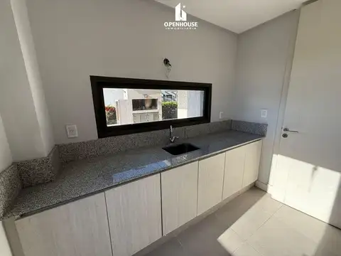 OPENHOUSE inmobiliaria presenta a la venta magnífica casa en Barrio Dalvian.