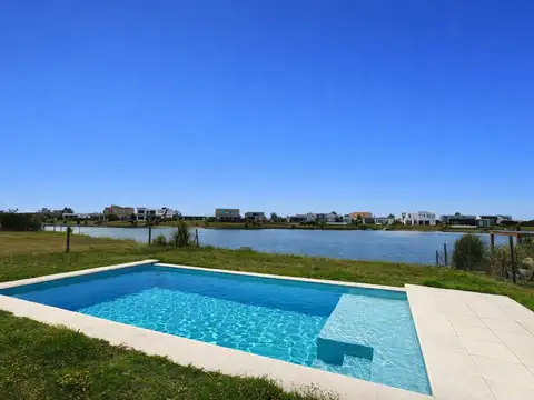 Casa a la laguna con pileta en San Sebastian Pilar