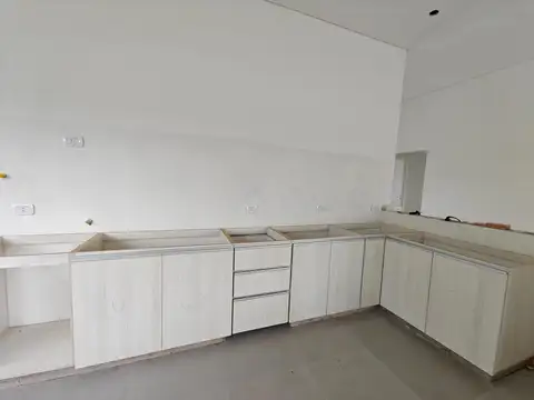 Casa en Venta con 4 cocheras