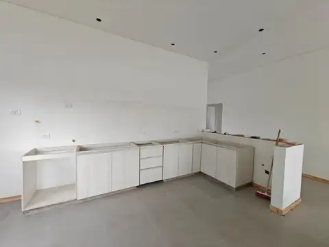 Casa 4 ambientes con 2 baños