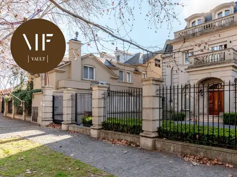 Casa moderna de estilo francés a la venta en Acassuso.