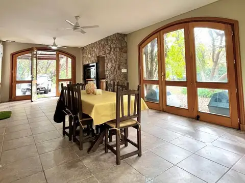 Casa 10 ambientes con 4 baños