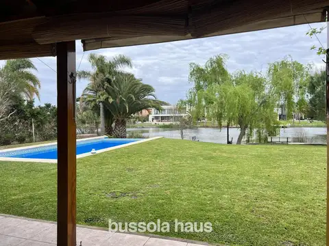 Casa en Alquiler con 2 cocheras