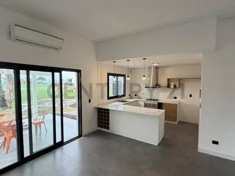 Casa 4 ambientes con 2 baños