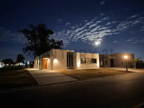 Casa en Venta en Pilar Del Este - Santa Sofia, USD 189.000