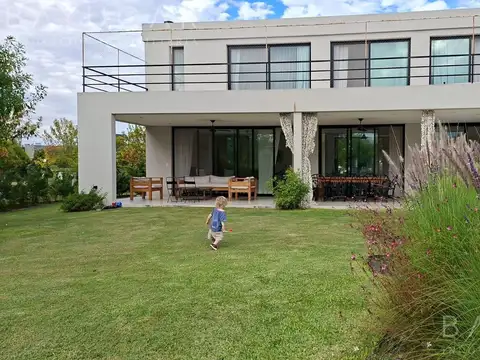 Casa 4 ambientes con 3 baños