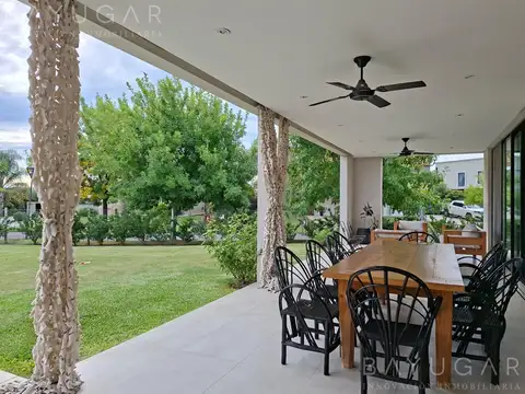 Casa en Venta con 3 cocheras