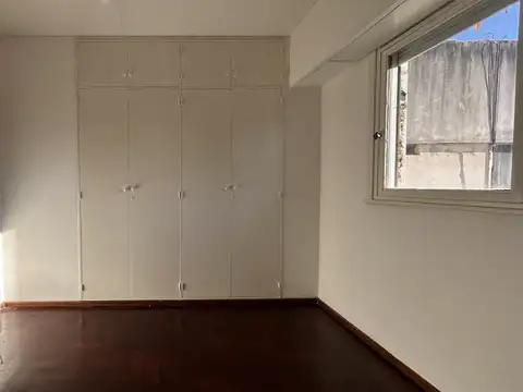 Práctico departamento de dos dormitorios a cuadras del paseo ribereño y el centro. Entre Rios al 300.