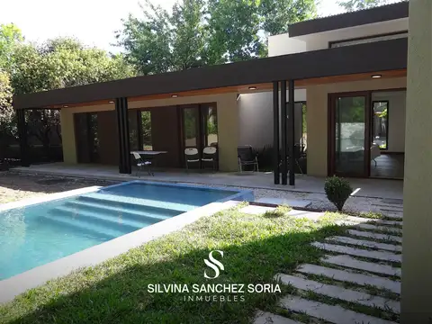 Casa en Venta con 2 cocheras