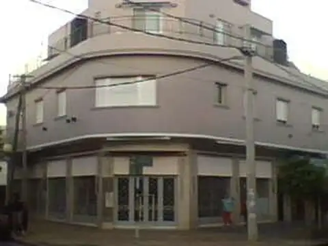 Departamento Alquiler 3 amb.  EXPENSAS INCLUIDAS !!!! - 1 C/ ESTACION - RECIEN PINTADO !!! con PATIO