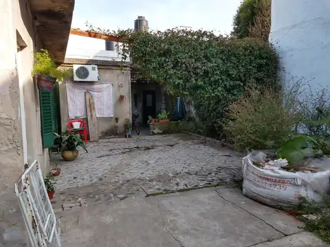 Casa interna de dos dormitorios con jardín.