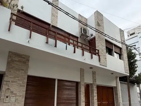 casa en ph en venta al frente de 3 dormitorios  - La Plata
