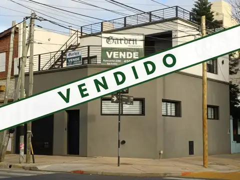 Impecable PH en esquina de 3 ambientes. Cochera. 2 Dormitorios. 2 Baños. Patio Terraza.