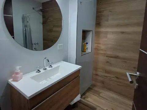 Impecable PH en esquina de 3 ambientes. Cochera. 2 Dormitorios. 2 Baños. Patio Terraza.