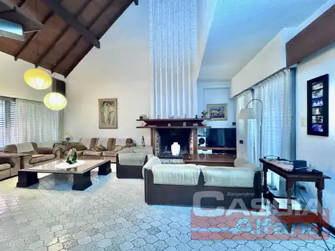 Casa en Venta con 5 cocheras