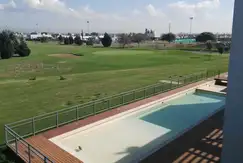 Áreas comunes piscina, club-house en La Cascada Country Golf en Cordoba