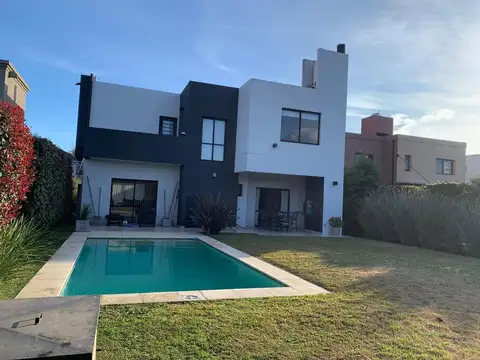 Casa 4 ambientes con 3 baños