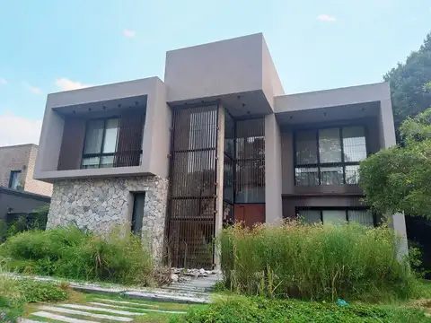 EXCELENTE PROPIEDAD DE DISEÑO FRENTE Y FONDO GOLF