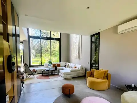 EXCELENTE PROPIEDAD DE DISEÑO FRENTE Y FONDO GOLF