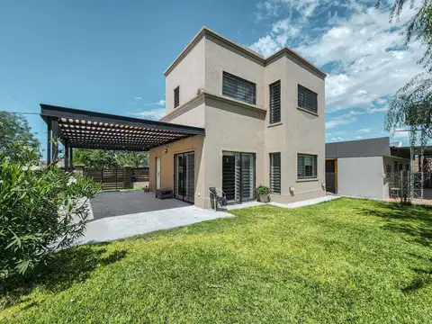 Casa de 2 dormitorios con 2 baños, pileta y galería