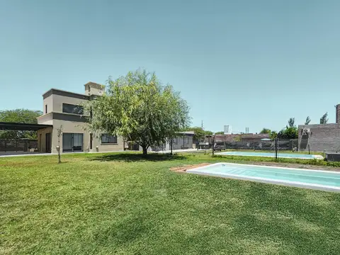 Casa de 2 dormitorios con 2 baños, pileta y galería