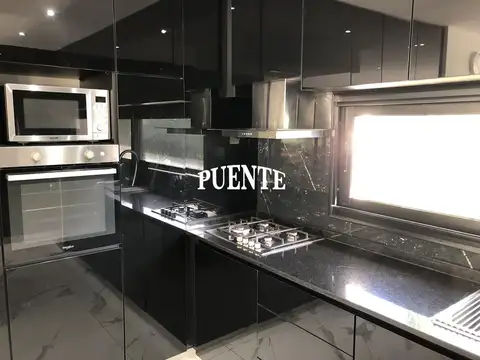 Casa en Venta con 4 cocheras
