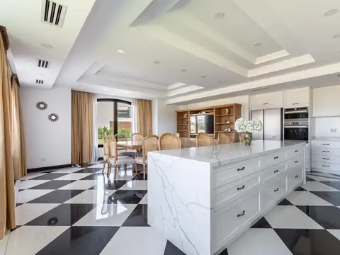 Casa 11 ambientes con 8 baños