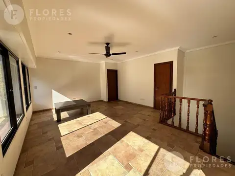 Casa 8 ambientes con 4 baños