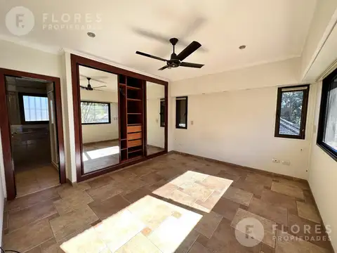 Casa en Venta con 3 cocheras