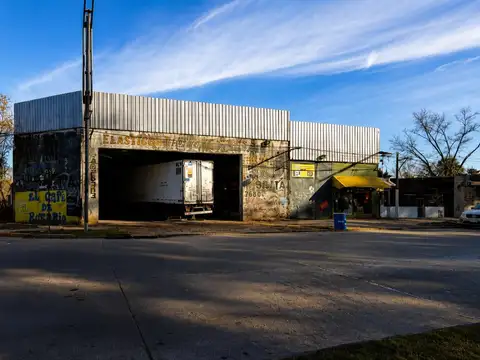 Galpón en esquina en venta | Ovidio Lagos al 7600 – Zona Industrial, Rosario - Las Delicias
