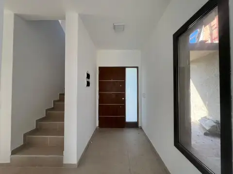 Casa 6 ambientes con 2 baños