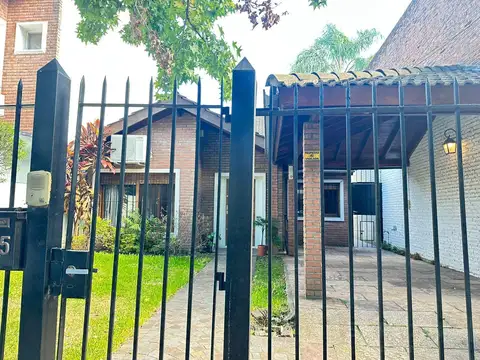 TMR. Venta casa 3 ambientes con amplio Jardin en Martinez