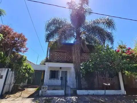 CASA 3 AMBIENTES VENTA BURZACO COCHERA Y PATIO