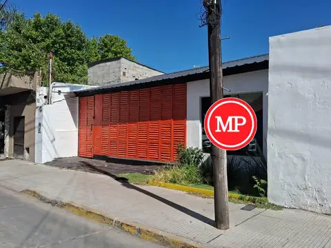 A media cuadra de la plaza de Pila, pegado a la muniipalidad